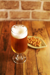 グラスに注がれた冷えたビールとおつまみ　ビアホールのイメージ