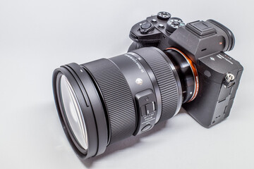 白背景のミラーレス一眼カメラ