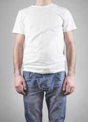 Obraz premium Man in a white t-shirt and jeans.