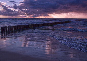 Kołobrzeg - zachód słońca - flaochron i morze © Ola i Eryk