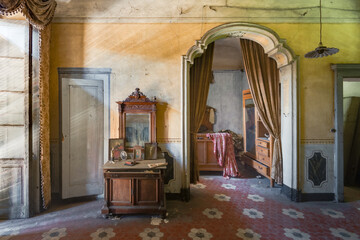 Antique Bedroom with great interiors