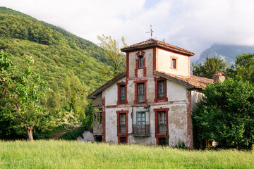 Casona rural abandonada en una finca en El Pino, concejo de Aller, Asturias. Tomada en El Pino, Asturias, en julio de 2020.