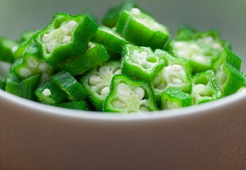 茹ででスライスしたオクラ