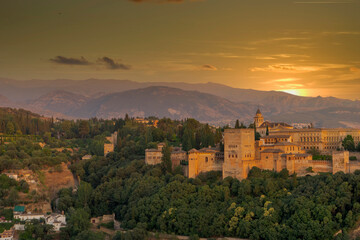 Fototapeta na wymiar hermoso atardecer en la alhambra de Granada, Andalucía