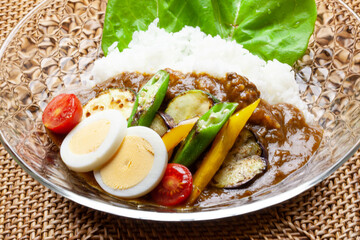 夏野菜をのせたカレーライス