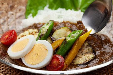 夏野菜をのせたカレーライス