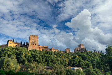Fototapeta na wymiar hermosa vista del mayor monumento de Andalucía, la alhambra de Granada 