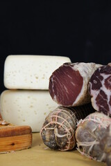 Tavolo con salumi e norcineria. Salame, prosciutto, porchetta, formaggio, lonza, lonzino, galantina