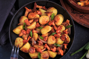 Chanterelle Mushrooms with Crispy Sage Potatoes. Fried Chanterelle Mushrooms And Potatoes Recipe.
