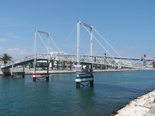 Die Klappbrücke von Lagos Portugal überspannt den Kanal Bensafrim