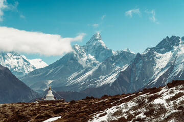 Prachtig Himalaya, Ama Dablam-landschap vanaf het voetpad op de Everest Base Camp-trektocht in de Himalaya, Nepal. Himalaya landschap en uitzicht op de bergen.