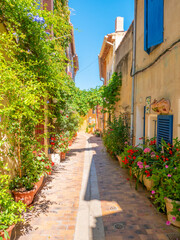 Fototapeta na wymiar ruelle dans le village de Cassis en Provence (France)