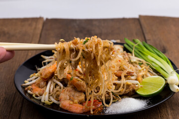 Thai fried noodle with fresh prawn (Pad Thai), Select focus