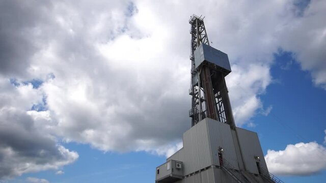 
Oil derrick
