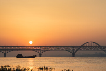 Obraz premium jiujiang highway and railway combined bridge in sunrise