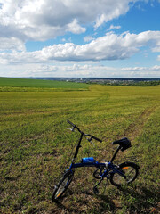 Obraz premium Bicycle stands in a green field