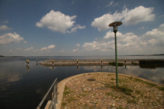 Sommer an der Mecklenburgischen Seenplatte; Blick vom Kummerower Hafen &uuml;ber den gleichnamigen See