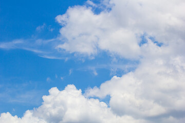 Obraz premium Fantastic soft white clouds against blue sky
