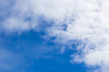 Obraz premium Fantastic soft white clouds against blue sky