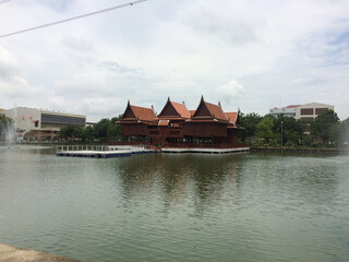 Obraz premium old house thai style with water surrounded.