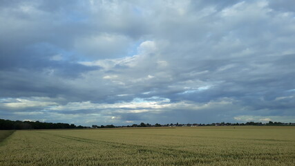 Obraz premium Das Blau des Himmels war vor dem Regen von Wolken bedeckt