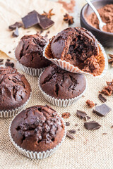 Świeże muffiny czekoladowe.