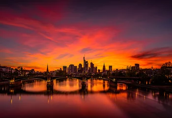 Beleuchtete Gebäude der Stadt gegen den Himmel bei Sonnenuntergang © anne beringmeier/EyeEm