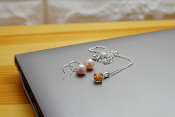 ノートパソコンとアクセサリー Pearl earrings