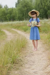 Poster 10 jaar oud blootsvoets meisje met bloemen in de zomerdag © Albert Ziganshin