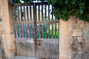 verwittertes Holztor, mediterran © loerke.foto