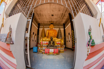Obraz na płótnie Canvas gold buddha image in temple