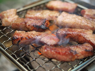 バーベキューで焼くミスジ（焼肉）
