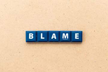 Obraz premium Tile letter in word blame on wood background