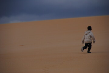 Kind in Wüste 