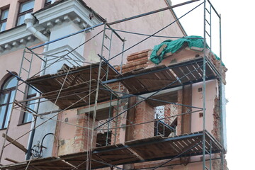 Fototapeta na wymiar vintage Minsk suburb buildings with balconies and unique yard