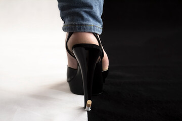Frauen Bein in high Heels auf Schwarz - Weisem Hintergrund