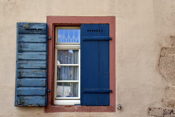 Fenster eines alten Hauses auf dem Freiburger Münsterplatz