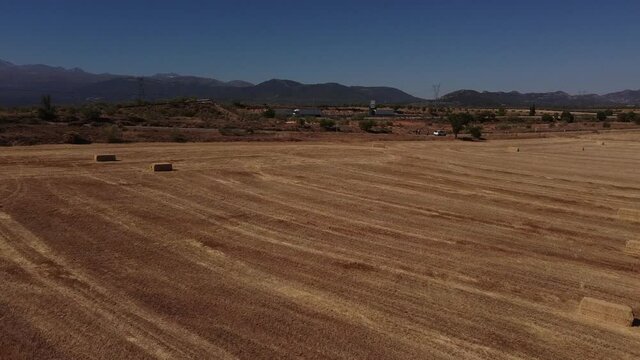 Vuelos con dron sobre un campo con balas de paja.