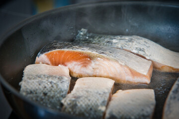 Bio Lachsfilets beim Anbraten in einer Pfanne, Produktbild - gesund & lecker 