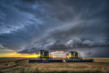 Obraz premium Farm Equipment on the Great Plains Awaiting Work as Storms Approach