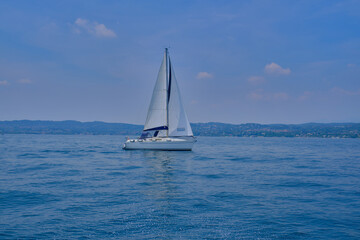 Obraz premium White yacht with a sail in motion
