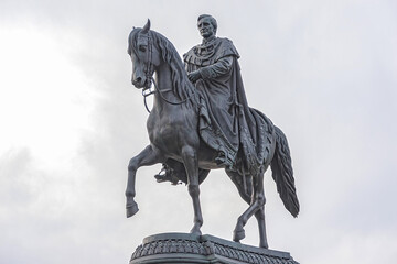 Obraz premium Monument to King of Saxony - equestrian statue in front of the Semper Opera. Dresden, Germany.