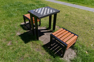 Stolik do szachów w parku i dwa siedzenia - obrazy, fototapety, plakaty