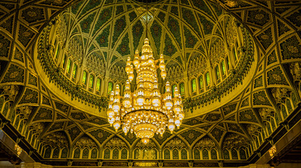 Fototapeta na wymiar The big lamp in the Sultan Qaboos Grand Mosque in Muscat.