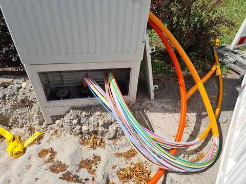 baustelle in einer stra&szlig;e wegen glasfaserkabel verlegung f&uuml;r schnelles internet