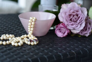 Obraz na płótnie Canvas pearls, lilac roses and amethyst jewellery