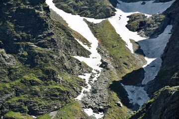 Szczyt i szlak na Rysy. Rysy szczyt górski w Tatrach. Tatrzański Park Narodowy w Polsce  - obrazy, fototapety, plakaty