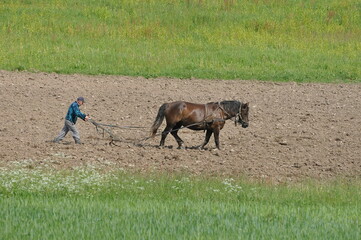 Prace polowe. Orka. Polska - Mazury - Warmia. © Rafa