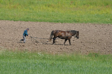 Prace polowe. Orka. Krajobraz. Polska - Mazury - Warmia. © Rafa