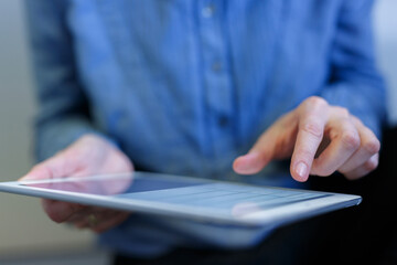 Obraz na płótnie Canvas woman using tablet computer